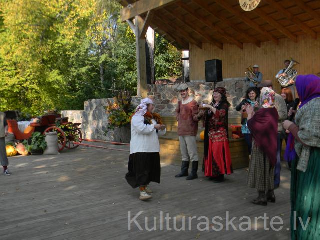 Rudens gadatirgū Vārmes estrādē "Liepu birzs" 2014 gada  20. septembrī